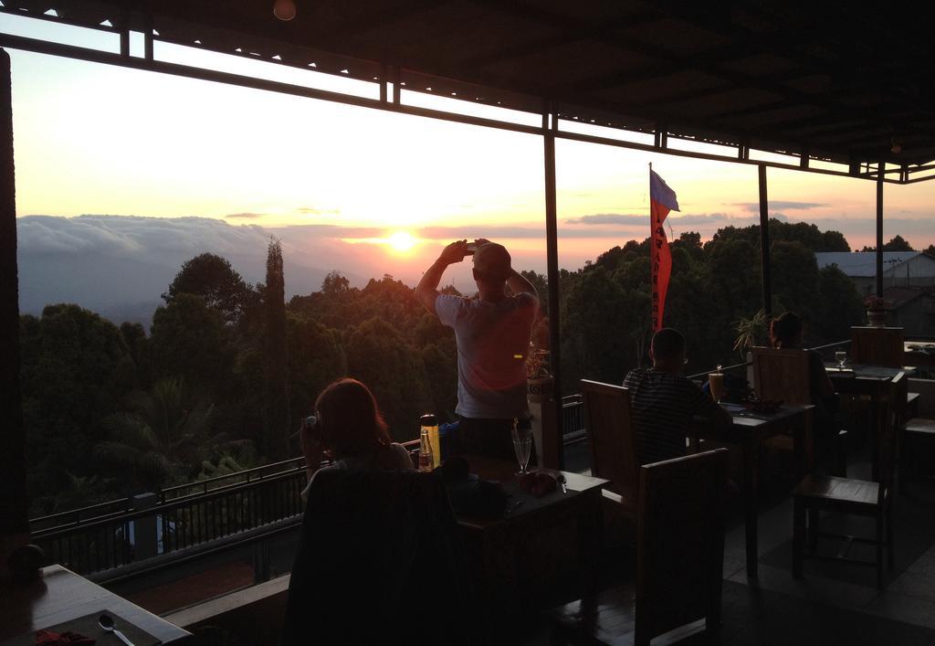 Karang Sari Guesthouse & Warung Munduk Dış mekan fotoğraf