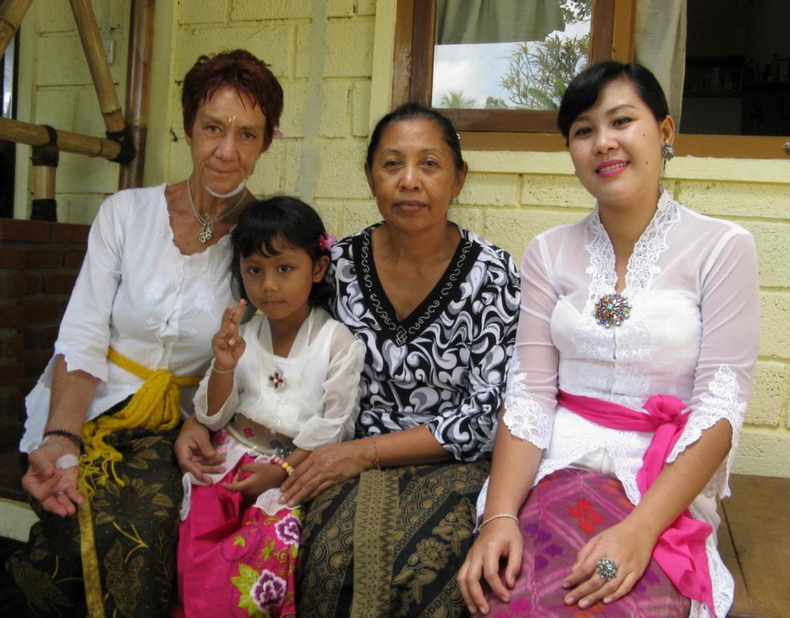 Karang Sari Guesthouse & Warung Munduk Dış mekan fotoğraf